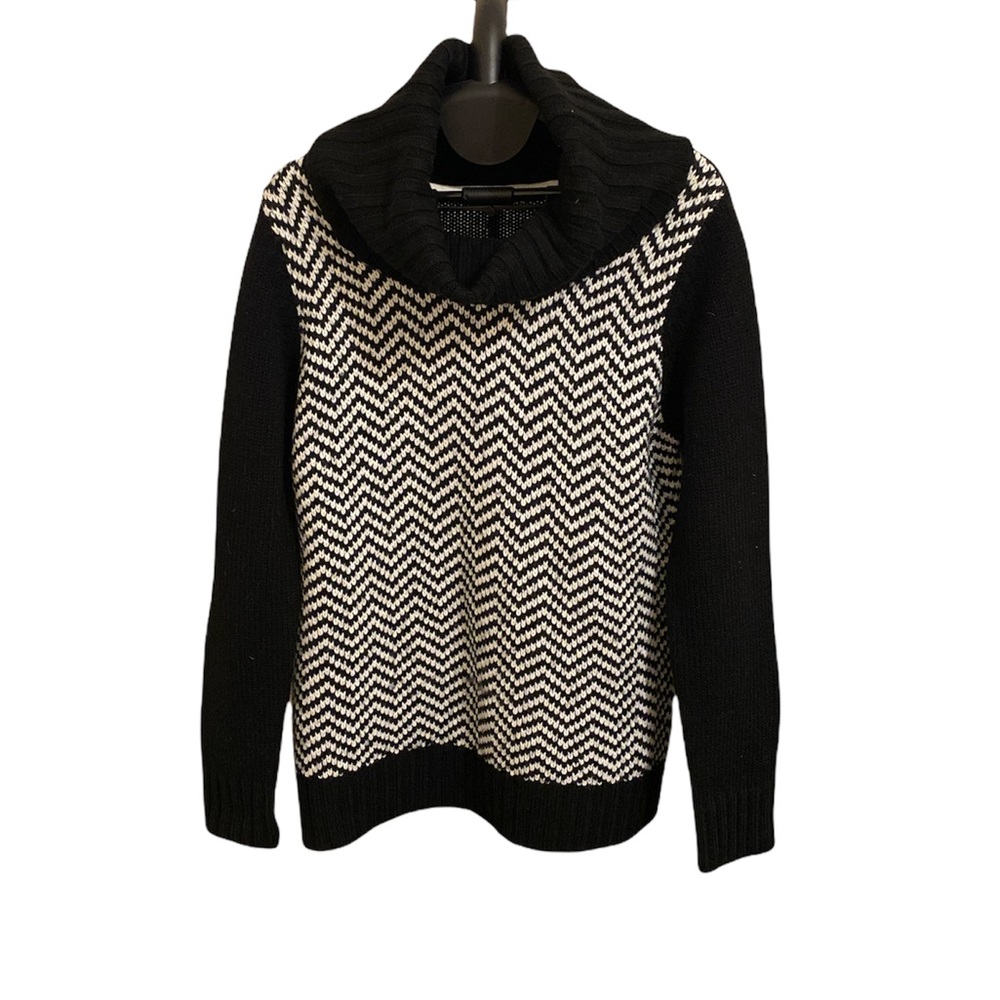 Sweater black and white it’s looks new used it two times only